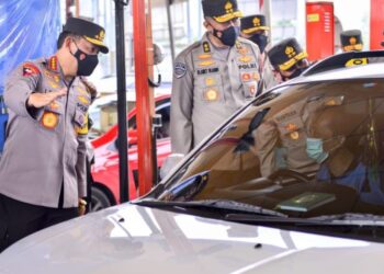 Kapolri Jenderal Pol. Listyo Sigit Prabowo (kiri) mensosialisasikan penerapan one way kepada pemudik yang melintas di Tol Jakarta-Cikampek, Sabtu (30/4/2022)