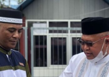 Kepala Lembaga Pemasyarakatan Kelas IIA Tarakan, Arimin (kanan) memberikan surat keputusan remisi kepada perwakilan Warga Binaan Pemasyarakatan (WBP) di Tarakan, Kalimantan Utara