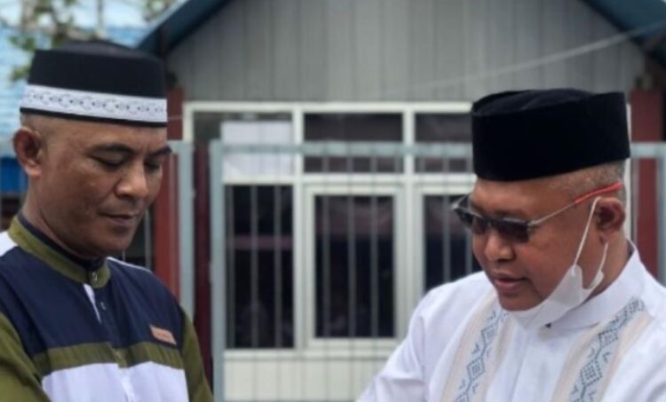 Kepala Lembaga Pemasyarakatan Kelas IIA Tarakan, Arimin (kanan) memberikan surat keputusan remisi kepada perwakilan Warga Binaan Pemasyarakatan (WBP) di Tarakan, Kalimantan Utara