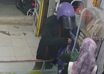 Terekam CCTV! Perampok Gasak Uang Tunai Rp16 Juta dan Dua Unit HP, Polisi Buru Pelaku