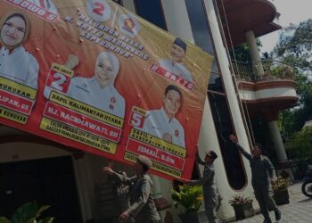 Bawaslu Nunukan dan Tim Gabungan Tertibkan APK Pemilu