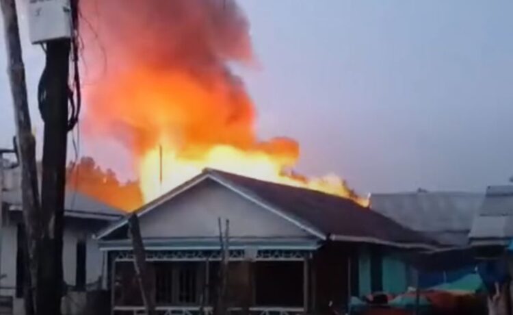 Kebakaran Hanguskan Rumah Warga di Karang Rejo