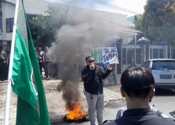 Aksi Bakar Ban di Depan Kantor DPRD Tarakan Warnai Unjuk Rasa Penolakan Tapera