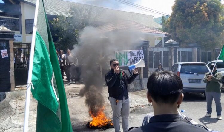 Aksi Bakar Ban di Depan Kantor DPRD Tarakan Warnai Unjuk Rasa Penolakan Tapera
