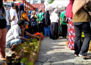 Gas Elpiji 3 Kg Mahal, Warga Terpaksa Antri di Pasar Murah