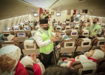 Menteri Agama Yaqut Cholil Qoumas (memakai rompi hijau di tengah) melepas jamaah calon haji kloter pertama dari Embarkasi Jakarta-Pondok Gede yang akan berangkat menuju ke Arab Saudi di Bandar Udara Internasional Soekarno-Hatta, Tangerang, Banten, Sabtu (4/6/2022).