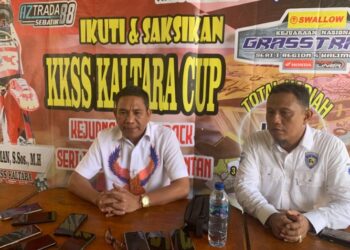 Ketua BPW KKSS Kaltara, Brigjend TNI Sulaiman didampingi Sulis Krisbowo, Ketua Umum IMI Kaltara saat melakukan press release di Kopi Tiam Tarakan (Foto: Ade/CAKRANEWS)