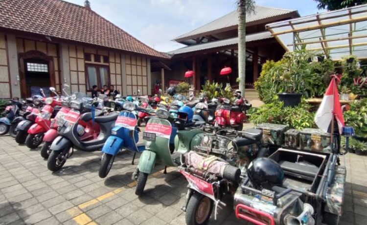 Ratusan Pecinta Vespa Geruduk Nusa Dua Bali, Ada Apa?