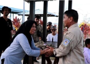 Gubernur Kalimantan Utara Zainal Arifin Paliwang di Desa Tanah Kuning, Mangkupadi, Tanjung Palas Timur, Bulungan untuk mengikuti Kemah Pemuda Kaltara Raya