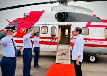 Presiden Joko Widodo (kanan) bersiap menaiki helikopter kepresidenan Super Puma TNI AU di Pangkalan TNI AU Atang Sendjaja, Kabupaten Bogor, Jawa Barat