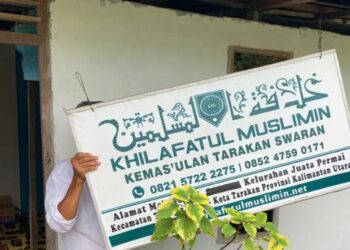 Penurunan Papan Nama Organisasi Khilafatul Muslimin Tarakan