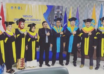 8 mahasiswa meraih predikat wisudawan terbaik UT Tarakan (Foto: Ade/CAKRANEWS)