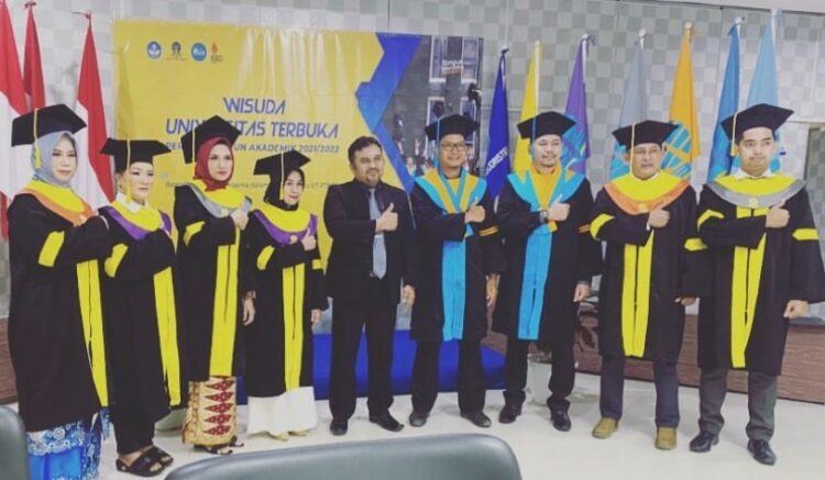 8 mahasiswa meraih predikat wisudawan terbaik UT Tarakan (Foto: Ade/CAKRANEWS)