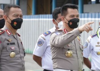 Kepala Korps Lalu Lintas (Kakorlantas) Polri Irjen Pol. Firman Shantyabudi (kedua dari kanan) saat memantau arus mudik di ruas Jalan Tol Cikampek-Kalikangkung pada beberapa waktu lalu