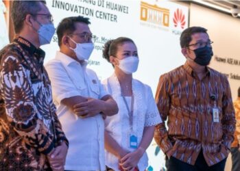 Kepala Staf Kepresidenan Moeldoko (kedua dari kiri) mengunjungi Kantor Pusat Huawei Indonesia di Jakarta, Selasa (10/5/2022)