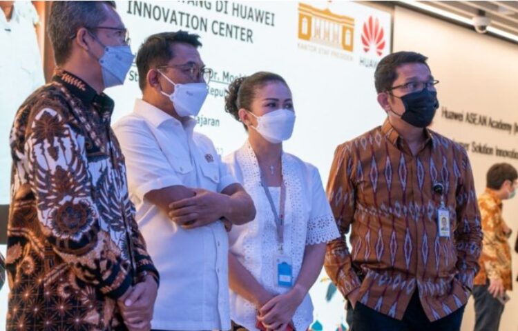 Kepala Staf Kepresidenan Moeldoko (kedua dari kiri) mengunjungi Kantor Pusat Huawei Indonesia di Jakarta, Selasa (10/5/2022)