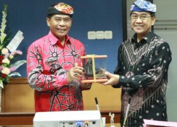 Gubernur Kalimantan Utara Zainal Arifin Paliwang (kiri) bersama Rektor Unhas Prof Dr Ir Jamaluddin Jompa MSc, saling bertukar cendramata usai penandatanganan MoU pengembangan tridharma
