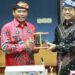 Gubernur Kalimantan Utara Zainal Arifin Paliwang (kiri) bersama Rektor Unhas Prof Dr Ir Jamaluddin Jompa MSc, saling bertukar cendramata usai penandatanganan MoU pengembangan tridharma