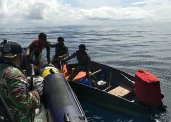 Petugas Pengawasan Sumber Daya Kelautan dan Perikanan menangkap nelayan yang melakukan aksi pengeboman ikan di Laut Sulawesi