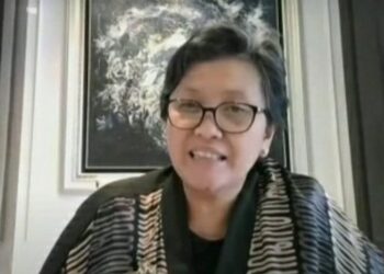 Gubernur Zainal A. Paliwang beserta Ketua Tim Penggerak PKK Kalimantan Utara Rahmawati Zainal Paliwang mewakili Pembina OASE Iriana Joko Widodo menyerahkan piagam penghargaan kepada lima perempuan Kalimantan Utara yang berprestasi.