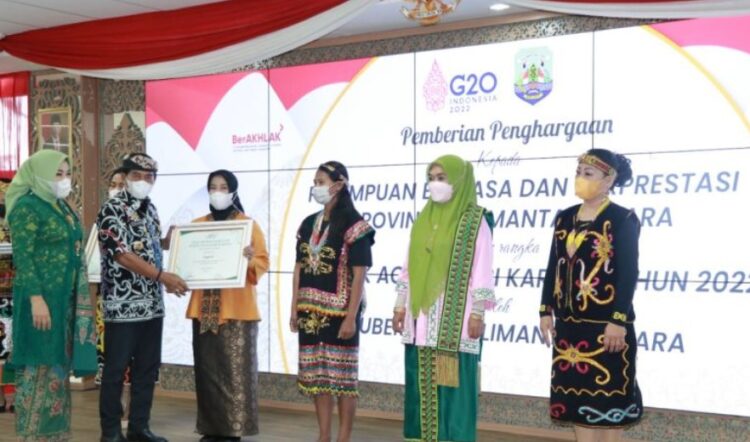 Gubernur Zainal A. Paliwang beserta Ketua Tim Penggerak PKK Kalimantan Utara Rahmawati Zainal Paliwang mewakili Pembina OASE Iriana Joko Widodo menyerahkan piagam penghargaan kepada lima perempuan Kalimantan Utara yang berprestasi.