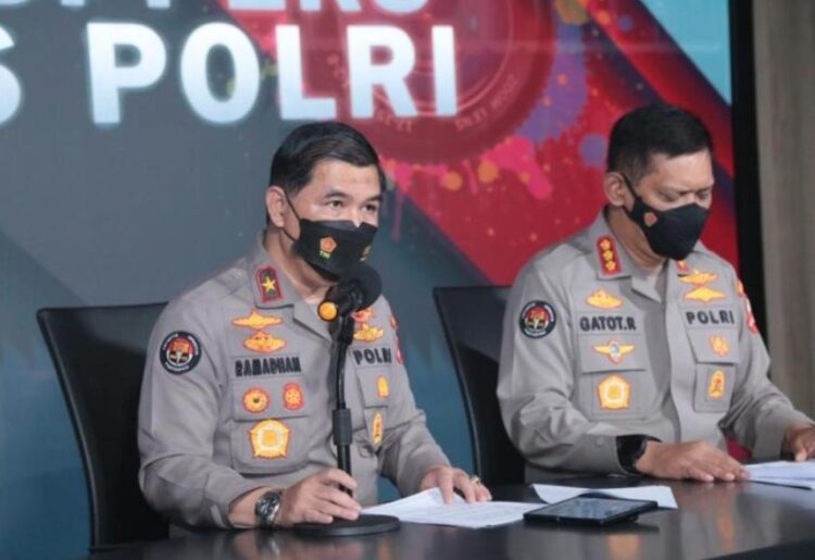 Kepala Biro Penerangan Masyarakat (Karopenmas) Divisi Humas Polri Brigjen Pol. Ahmad Ramadhan dan Kabagpenum Kombes Pol. Gatot Repli Handoko