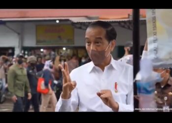 Jejak Digital Dibongkar Roy Suryo, Jokowi Salam Tiga Jari saat Bagi BLT di Jambi
