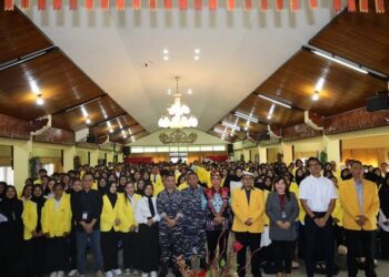 Ratusan maba saat berfoto bersama Pj Wali Kota, Bustan dan civitas UT Tarakan pada kegiatan OSMB dan PKBJJ ( FOTO: Istimewa)