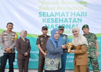 Keren! Bupati Laura Terima Penghargaan UHC dari BPJS Kesehatan