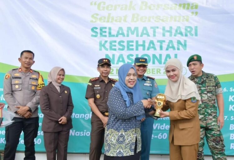 Keren! Bupati Laura Terima Penghargaan UHC dari BPJS Kesehatan