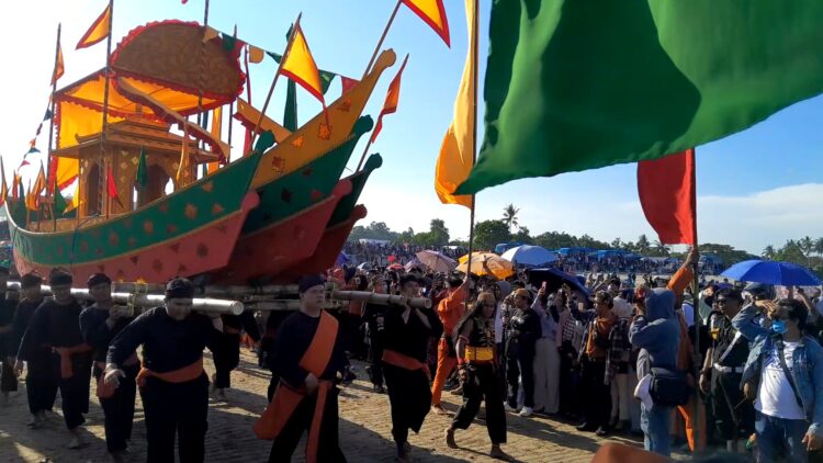 Semarak Iraw Tengkayu XII Tarakan, Ribuan Warga Saksikan Pelarungan Padaw Tuju Dulung