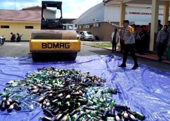 Ratusan Botol Miras Hasil Razia di Tempat Hiburan Malam Dimusnahkan Polres Tarakan