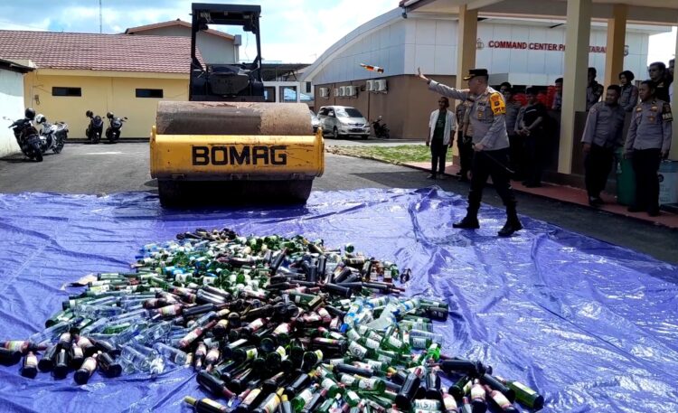 Ratusan Botol Miras Hasil Razia di Tempat Hiburan Malam Dimusnahkan Polres Tarakan