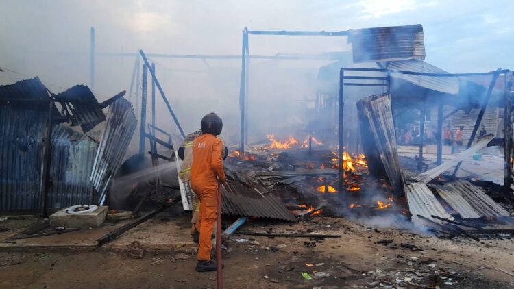 Kebakaran Hanguskan 5 Kontrakan dan 1 Rumah di Kawasan Jembatan Bongkok