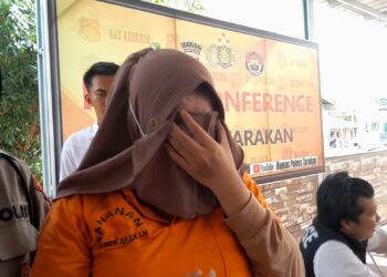Menangis Setelah Diamankan Polisi, Perempuan ini Diduga Gelapkan Uang Perusahaan 600 Juta untuk Bayar Pinjol