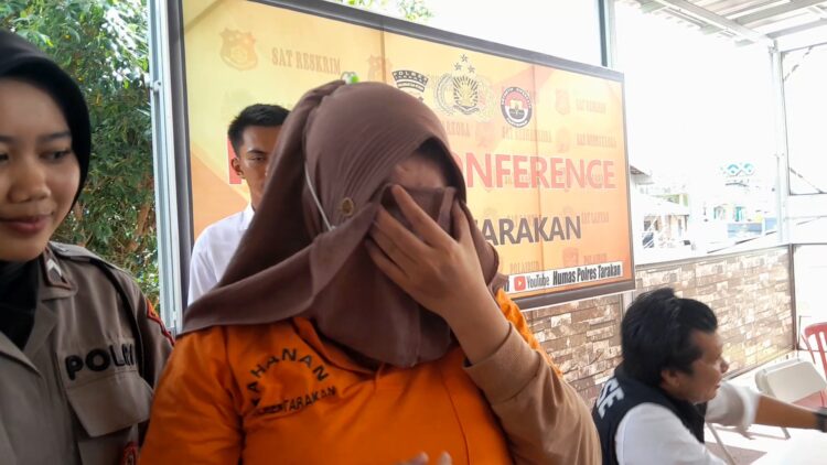 Menangis Setelah Diamankan Polisi, Perempuan ini Diduga Gelapkan Uang Perusahaan 600 Juta untuk Bayar Pinjol