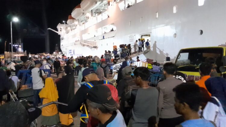 Jelang Lebaran Ribuan Pemudik Padati Pelabuhan Malundung