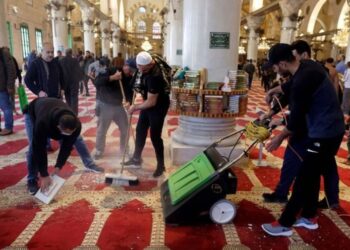 Warga Palestina membersihkan Masjid Al Aqsa pasca diserang Israel