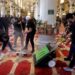 Warga Palestina membersihkan Masjid Al Aqsa pasca diserang Israel