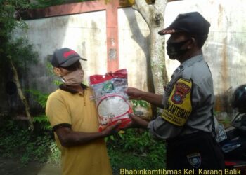 Polres Tarakan saat membagikan Bansos bagi masyarakat terdampak Covid-19 (Foto: Tribrata News)