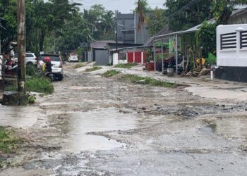 Kondisi Jl Dr Sutomo Rusak Parah (Foto: Ade/CAKRANEWS)