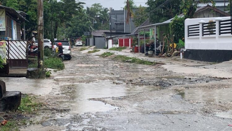 Kondisi Jl Dr Sutomo Rusak Parah (Foto: Ade/CAKRANEWS)