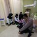 Kapolres Tarakan AKBP Taufik Nurmandia mengunjungi Fitri anak korban kekerasan (Foto: Rizky/CAKRANEWS)