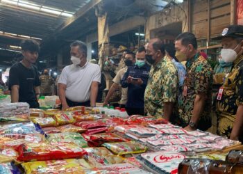 Wali Kota Tarakan saat melakukan pengecekan harga sembako saat Tahun Baru (Foto: Ade/CAKRANEWS)