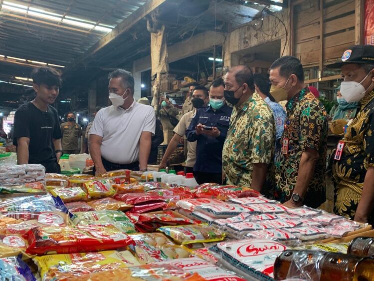 Wali Kota Tarakan saat melakukan pengecekan harga sembako saat Tahun Baru (Foto: Ade/CAKRANEWS)