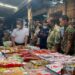 Wali Kota Tarakan saat melakukan pengecekan harga sembako saat Tahun Baru (Foto: Ade/CAKRANEWS)