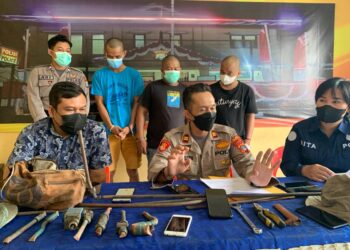 Pelaku pencurian limbah medis Energi Mandiri ditangkap jajaran Polsek Tarakan Barat (Foto: Ade/CAKRANEWS)