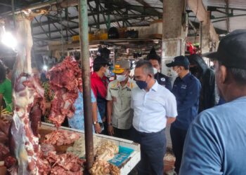 Wali Kota Khairul melakukan sidak di Pasar Gusher (Foto: Rizky/CAKRANEWS)