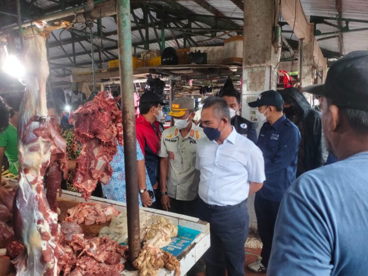 Wali Kota Khairul melakukan sidak di Pasar Gusher (Foto: Rizky/CAKRANEWS)