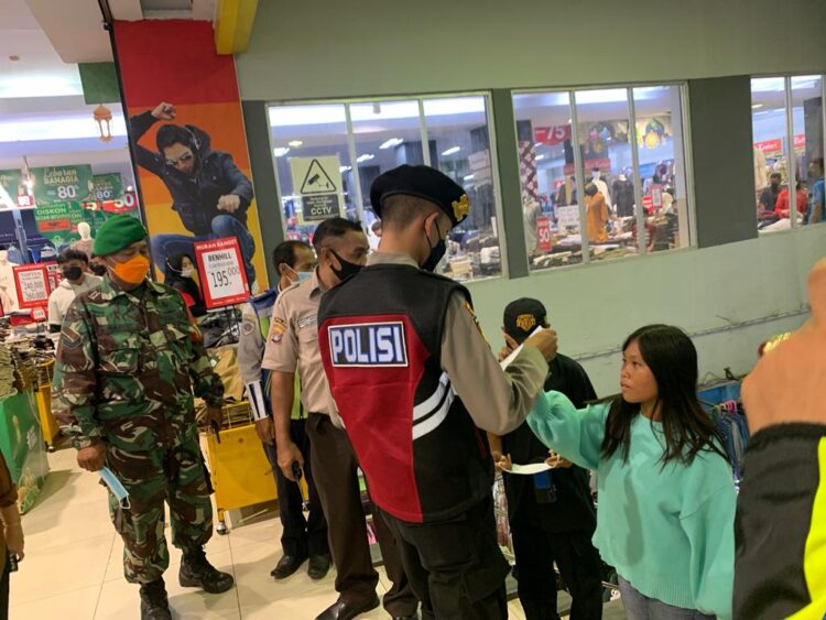 Suasana pembagian masker oleh Polres Tarakan ke masyarakat (Foto:Ade/CAKRANEWS)